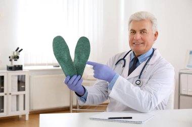 Üst düzey erkek ortopedist klinikte taban gösteriyor.