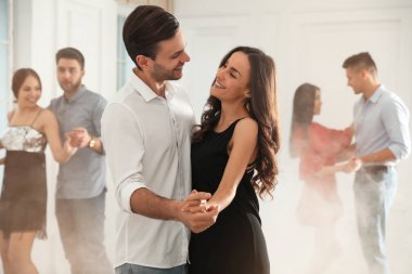 Partide dans eden sevimli genç çift.