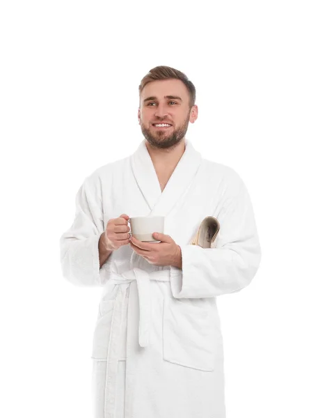 Kahveli yakışıklı bir adam beyaz bir bornoz giyiyor. — Stok fotoğraf