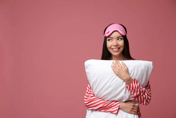Vacker asiatisk kvinna med kudde på dammiga ros bakgrund, spac — Stockfoto