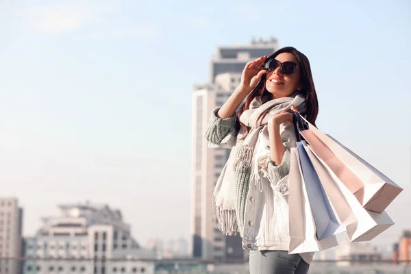 Gyönyörű fiatal nő, bevásárló táskák, a város utca — Stock Fotó