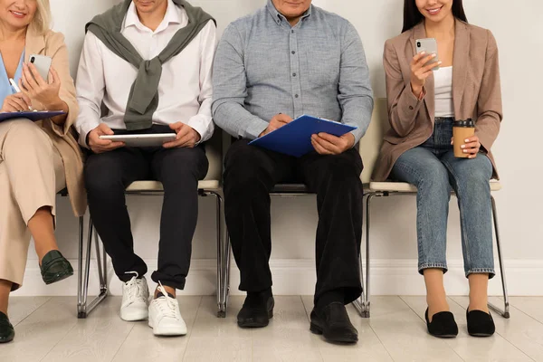 Personas que esperan una entrevista de trabajo en la oficina, primer plano — Foto de Stock