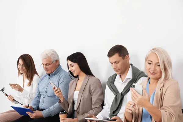 Personas Que Esperan Una Entrevista Trabajo Oficina —  Fotos de Stock