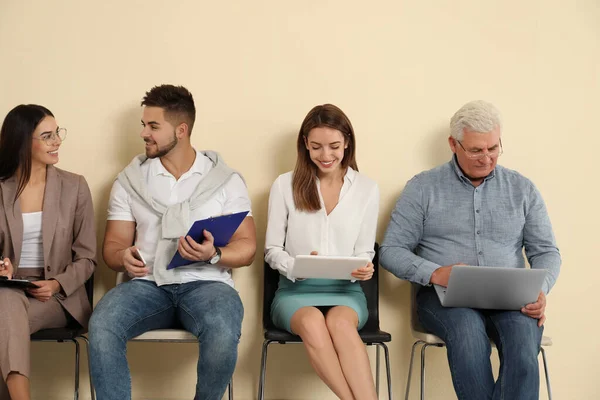 Menschen warten auf Vorstellungsgespräch im Büro — Stockfoto