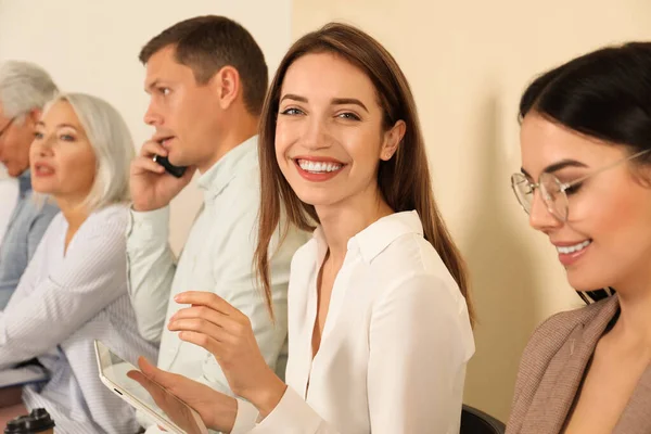 Mujer con tableta esperando entrevista de trabajo en la oficina —  Fotos de Stock