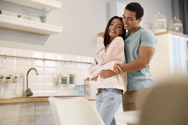 Hermosa pareja interracial joven bailando en casa. Espacio para texto — Foto de Stock