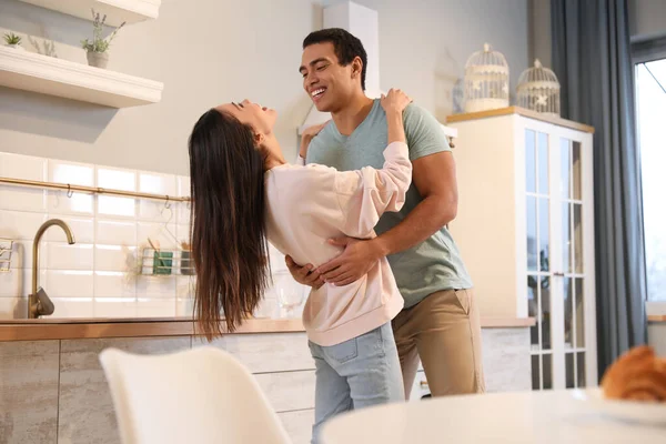 Adorável jovem casal interracial dançando em casa — Fotografia de Stock