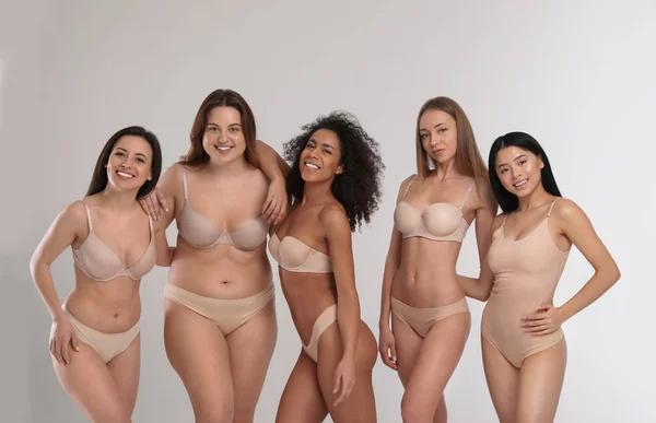 Grupa Kobiet Różnymi Rodzajami Ciała Bieliźnie Jasnym Tle — Zdjęcie stockowe