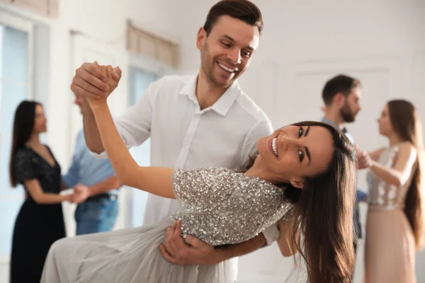 Adorável jovem casal dançando juntos na festa — Fotografia de Stock