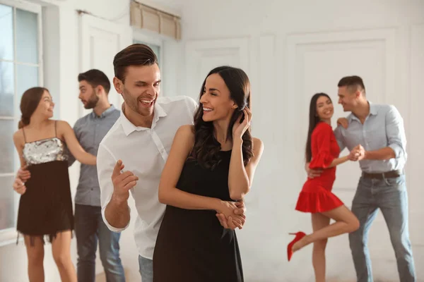 Heerlijk jong koppel dansen samen op feest — Stockfoto