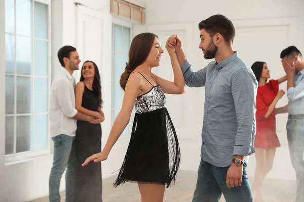 Underbara unga par dansar tillsammans på fest — Stockfoto