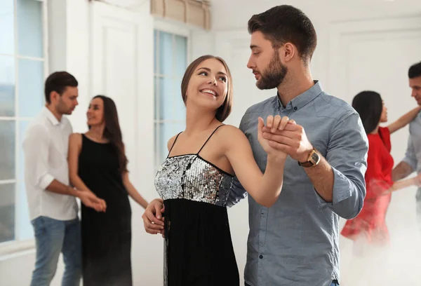 Adorável jovem casal dançando juntos na festa — Fotografia de Stock