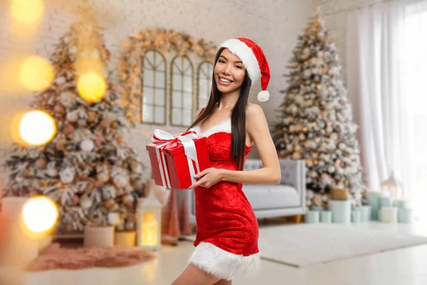 自宅のクリスマス プレゼントと美しい女性 — ストック写真