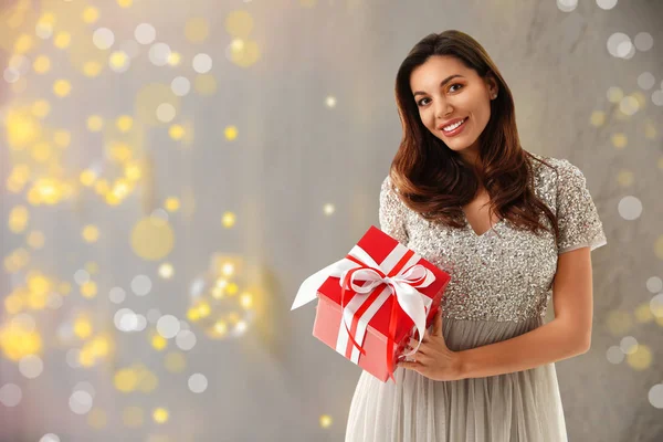 Gyönyörű Karácsonyi Ajándékkal Homályos Háttérrel Szöveg Helye — Stock Fotó