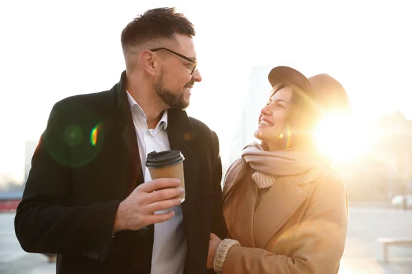 Schönes Paar mit einer Tasse Kaffee auf der Straße in der Stadt am Morgen — Stockfoto