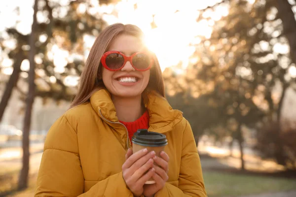 Mujer joven con taza de café en la mañana al aire libre — Foto de Stock