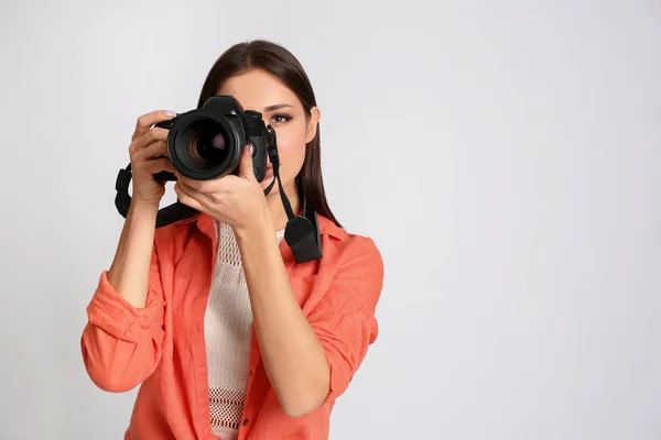 Profesionální fotograf pracující na bílém pozadí ve studiu — Stock fotografie