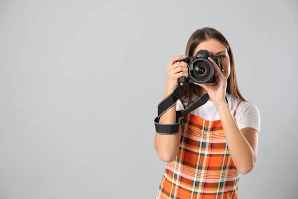 プロの写真家がstのライトグレーの背景で作業 — ストック写真