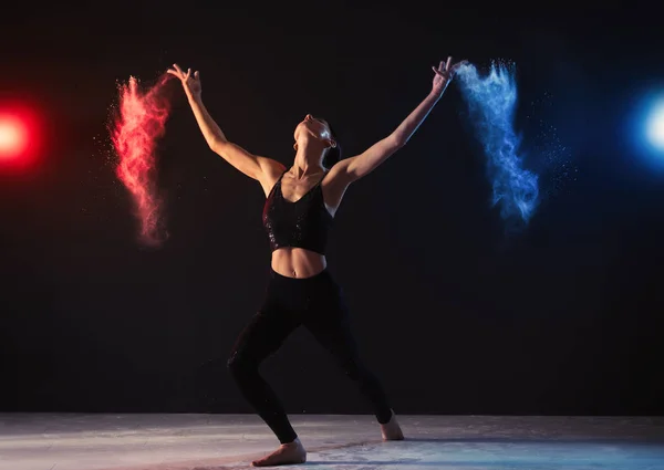 Acrobata professionale con polvere di gesso che si esercita in studio scuro — Foto Stock