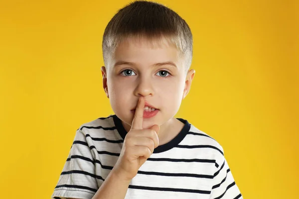Porträt eines kleinen Jungen auf gelbem Hintergrund — Stockfoto