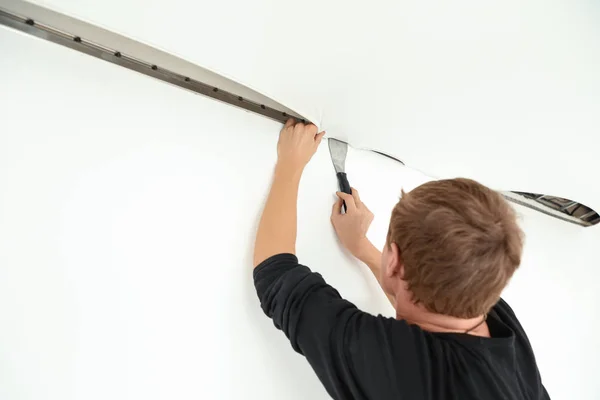 Réparateur Installant Plafond Extensible Blanc Dans Chambre — Photo