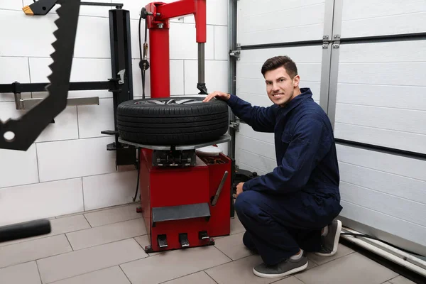 Hombre Trabajando Con Máquina Montaje Neumáticos Servicio Coche — Foto de Stock