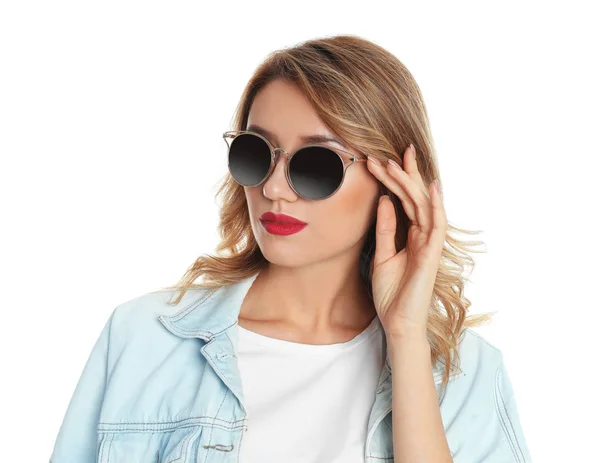 Mujer joven con gafas de sol elegantes sobre fondo blanco — Foto de Stock
