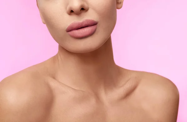 Mujer Con Lápiz Labial Mate Sobre Fondo Rosa Primer Plano —  Fotos de Stock