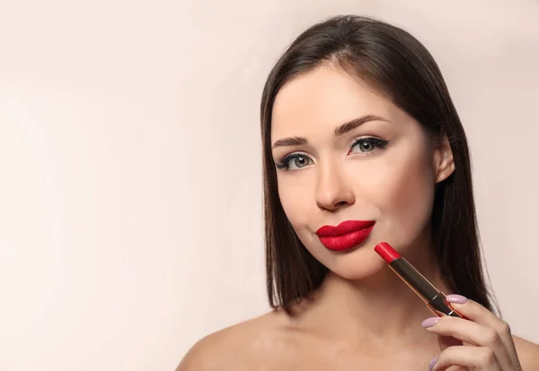 Mooie Vrouw Met Rode Lippenstift Lichte Achtergrond Ruimte Voor Tekst — Stockfoto