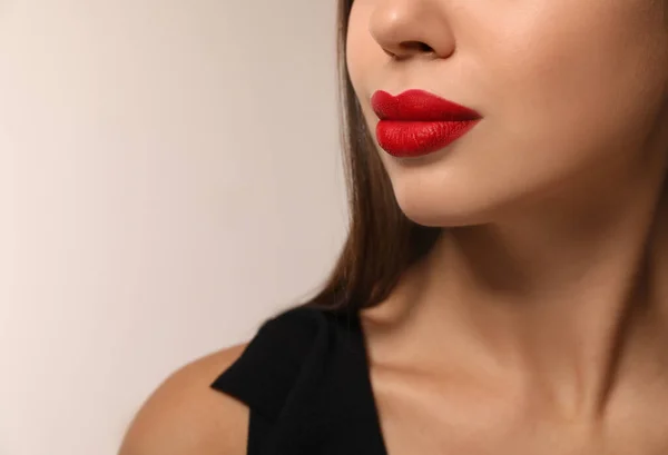 Schöne Frau Mit Rotem Lippenstift Auf Hellem Hintergrund Nahaufnahme Raum — Stockfoto