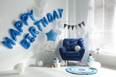 Süslü odada mavi balondan yapılmış 