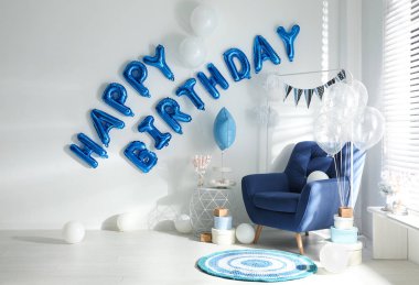 Süslü odada mavi balondan yapılmış 