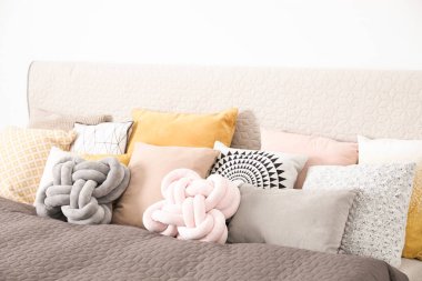 Geniş, rahat bir yatak ve farklı yastıklar.