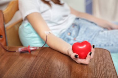 Hastanede kan bağışı yapan genç, yakın çekim.