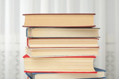 Kapalı mekanda farklı ciltli kitap koleksiyonu, yakın plan.