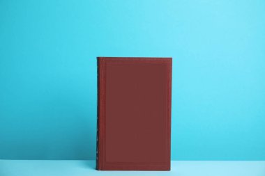 Mavi arka plan ciltli kitap. Tasarım için boşluk