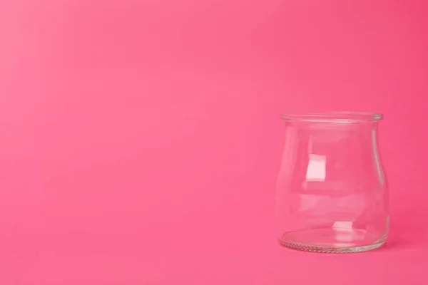Frasco de vidro vazio aberto no fundo rosa, espaço para texto — Fotografia de Stock