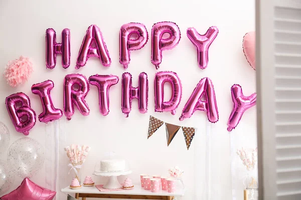 Fase Gelukkige Verjaardag Gemaakt Van Roze Ballon Letters Versierde Kamer — Stockfoto