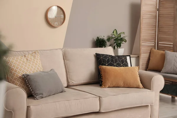 枕を屋内でモダンな快適なソファ スタイリッシュな部屋のインテリア — ストック写真