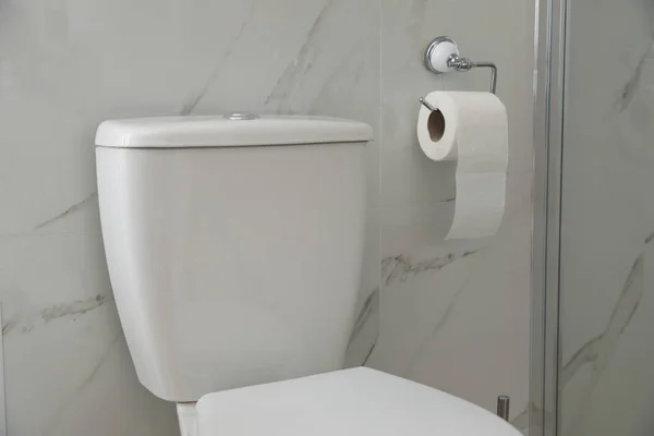 現代的なトイレと紙ロール付きホルダー室内 — ストック写真