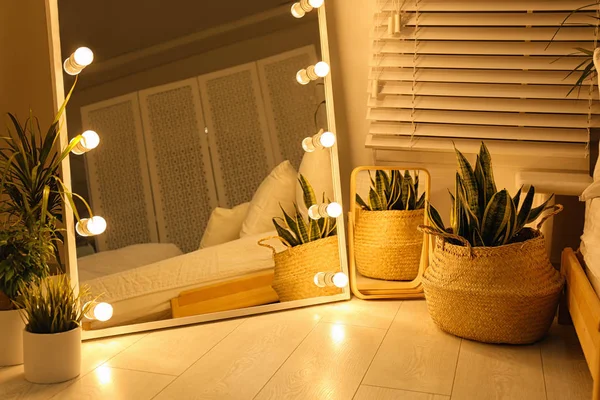 Elegante Specchio Con Lampadine Camera Oscura Interior Design — Foto Stock