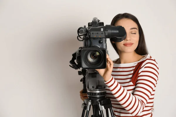 Exploitant met professionele videocamera op witte achtergrond — Stockfoto