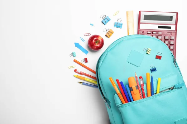 Stijlvolle Rugzak Met Verschillende Schoolspullen Witte Achtergrond Bovenaanzicht — Stockfoto