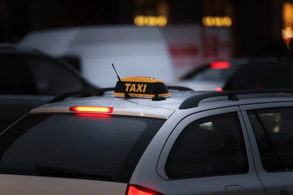 Taxiwagen Mit Gelb Kariertem Schild Auf Der Stadtstraße Abend Nahaufnahme — Stockfoto