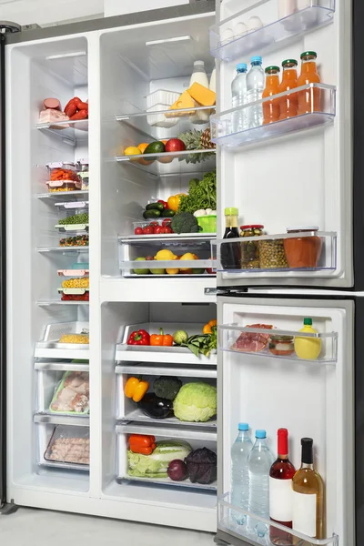 Offener Kühlschrank Voll Mit Verschiedenen Frischen Produkten — Stockfoto