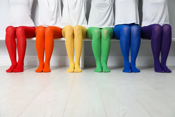 Женщины Разноцветных Колготках Сидят Скамейке Крупным Планом — стоковое фото