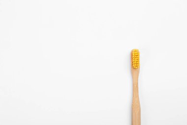 Sarı tüylü bambu diş fırçası beyaz, üstte izole edilmiş.