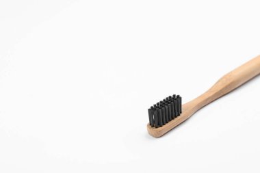 Bambu diş fırçası beyaz üzerine izole edilmiş kömür tüyü ile