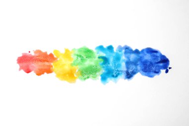 Beyaz kağıt üzerinde suluboya boya ile gökkuşağı çizimi, üst görünüm