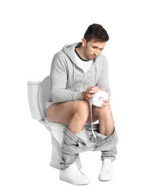 Tuvalette ishal olan bir adam, beyaz arka plan.